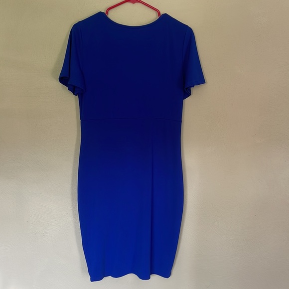 Deep blue, fitted dress. Deep V neckline - Picture 2 of 3